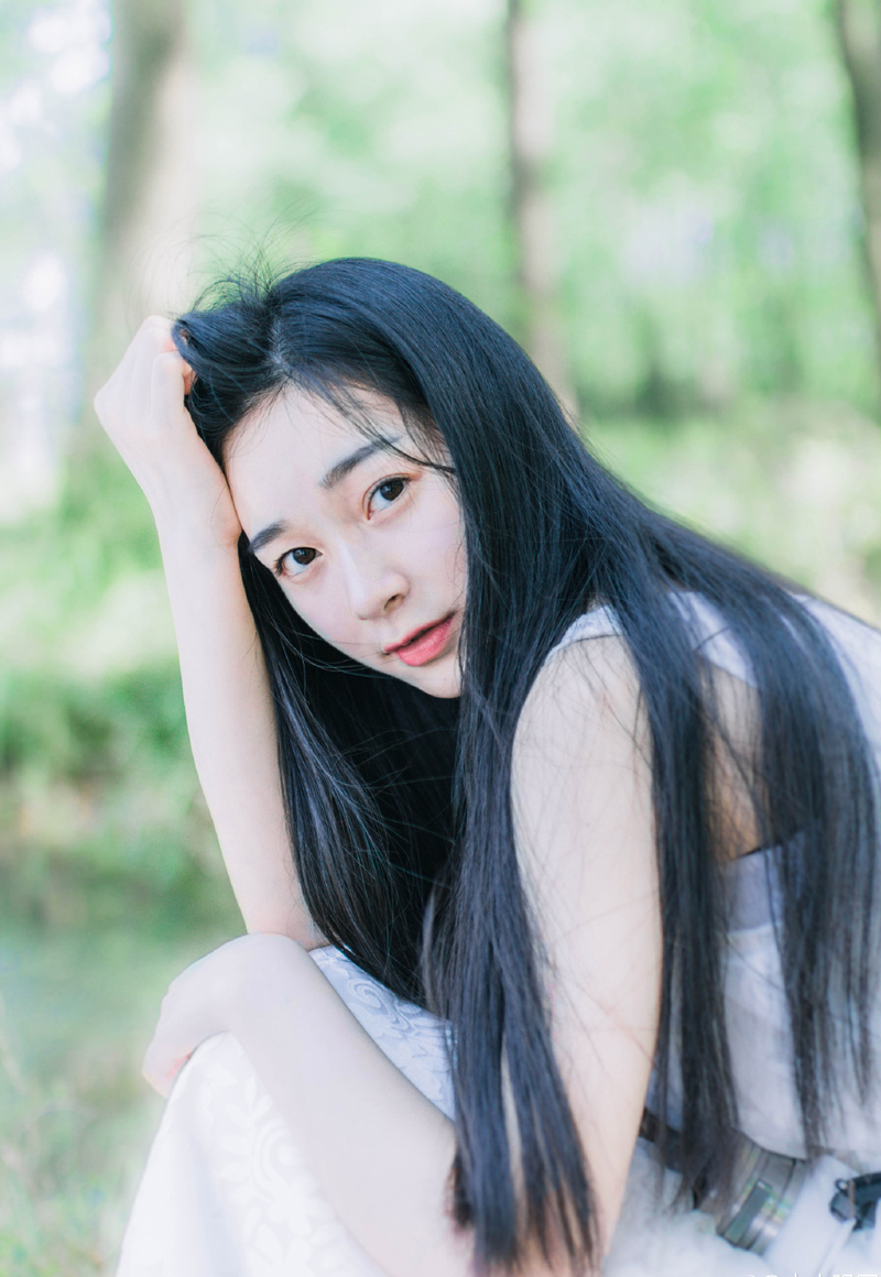 那段岁月，无论从何种角度读你，你都完美无缺，你所缺少的部分，也早已被我用想象的画笔填满。